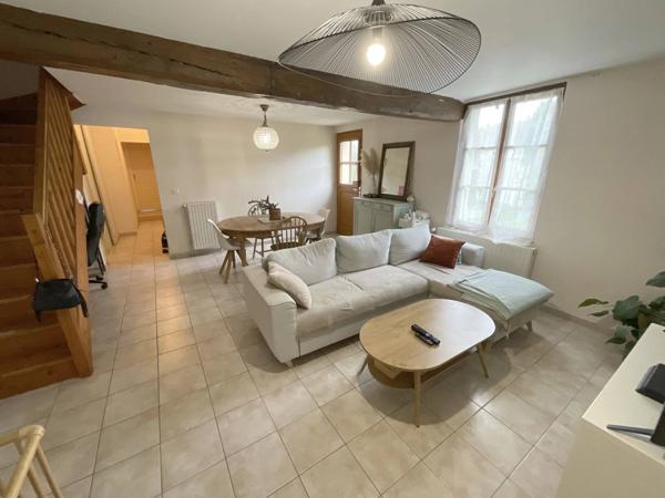 Maison en 4 Chambres, Beau Terrain et Garage