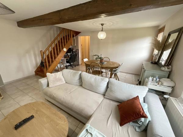 Maison en 4 Chambres, Beau Terrain et Garage