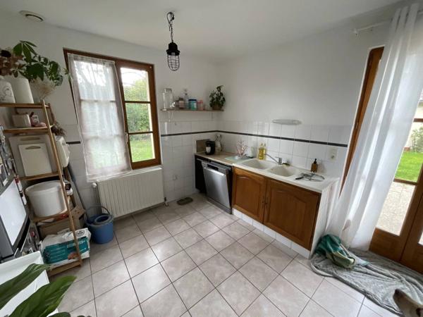 Maison en 4 Chambres, Beau Terrain et Garage