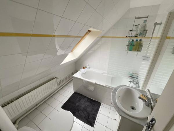 Maison en 4 Chambres, Beau Terrain et Garage