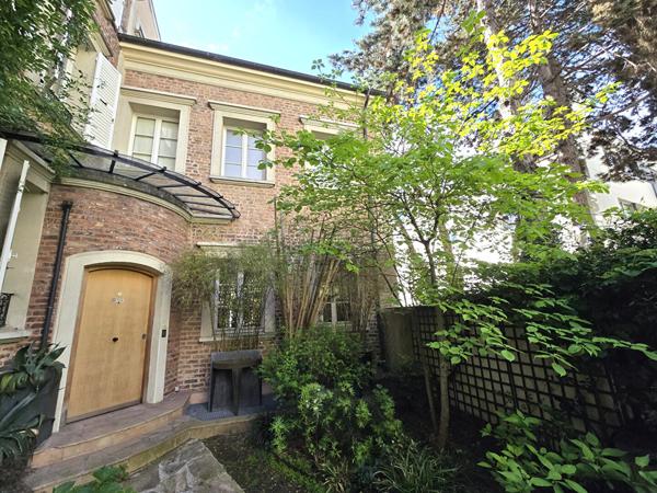Boulogne-Billancourt .Une maison d'architecte avec piscine secrète. Esprit hollywoodien, aux portes de Paris Boulogne billancourt