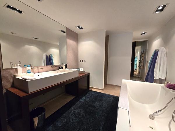 Boulogne-Billancourt .Une maison d'architecte avec piscine secrète. Esprit hollywoodien, aux portes de Paris Boulogne billancourt
