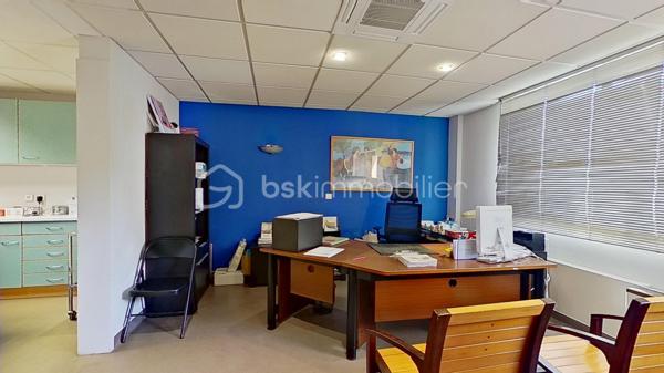 Découvrez cet espace de bureau exceptionnel de 161.99 m² au premier étage d'un immeuble bien entretenu datant de 1990. Ce vaste espace professionnel conçu pour maximiser votre productivité offre 10 pièces polyvalentes, idéales pour une équipe dynamique. Facile d'accès et situé en copropriété sans procédure en cours, il vient avec 7 places de parking pour un confort ultime. Profitez de la proximité des commodités urbaines sans les inconvénients du centre-ville . Offrez à votre entreprise l’espace qu’elle mérite!, peut convenir à d'autres types activités bureaux, actuellement cabinet en Médica. Contactez Pascal Cheyroux pour une visite privée dès aujourd'hui.possibilité de visite 3D sur demande.