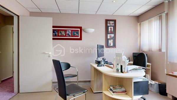 Découvrez cet espace de bureau exceptionnel de 161.99 m² au premier étage d'un immeuble bien entretenu datant de 1990. Ce vaste espace professionnel conçu pour maximiser votre productivité offre 10 pièces polyvalentes, idéales pour une équipe dynamique. Facile d'accès et situé en copropriété sans procédure en cours, il vient avec 7 places de parking pour un confort ultime. Profitez de la proximité des commodités urbaines sans les inconvénients du centre-ville . Offrez à votre entreprise l’espace qu’elle mérite!, peut convenir à d'autres types activités bureaux, actuellement cabinet en Médica. Contactez Pascal Cheyroux pour une visite privée dès aujourd'hui.possibilité de visite 3D sur demande.