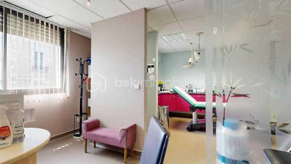 Découvrez cet espace de bureau exceptionnel de 161.99 m² au premier étage d'un immeuble bien entretenu datant de 1990. Ce vaste espace professionnel conçu pour maximiser votre productivité offre 10 pièces polyvalentes, idéales pour une équipe dynamique. Facile d'accès et situé en copropriété sans procédure en cours, il vient avec 7 places de parking pour un confort ultime. Profitez de la proximité des commodités urbaines sans les inconvénients du centre-ville . Offrez à votre entreprise l’espace qu’elle mérite!, peut convenir à d'autres types activités bureaux, actuellement cabinet en Médica. Contactez Pascal Cheyroux pour une visite privée dès aujourd'hui.possibilité de visite 3D sur demande.