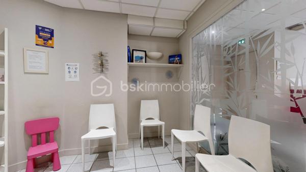 Découvrez cet espace de bureau exceptionnel de 161.99 m² au premier étage d'un immeuble bien entretenu datant de 1990. Ce vaste espace professionnel conçu pour maximiser votre productivité offre 10 pièces polyvalentes, idéales pour une équipe dynamique. Facile d'accès et situé en copropriété sans procédure en cours, il vient avec 7 places de parking pour un confort ultime. Profitez de la proximité des commodités urbaines sans les inconvénients du centre-ville . Offrez à votre entreprise l’espace qu’elle mérite!, peut convenir à d'autres types activités bureaux, actuellement cabinet en Médica. Contactez Pascal Cheyroux pour une visite privée dès aujourd'hui.possibilité de visite 3D sur demande.