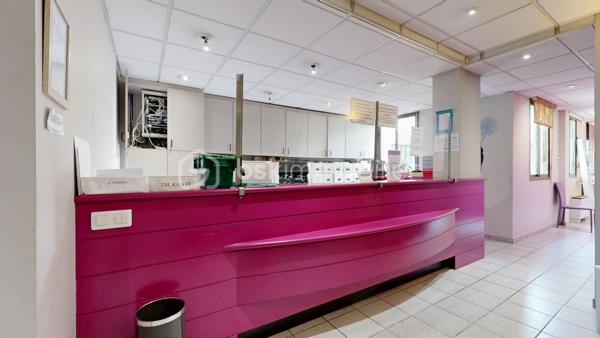 Découvrez cet espace de bureau exceptionnel de 161.99 m² au premier étage d'un immeuble bien entretenu datant de 1990. Ce vaste espace professionnel conçu pour maximiser votre productivité offre 10 pièces polyvalentes, idéales pour une équipe dynamique. Facile d'accès et situé en copropriété sans procédure en cours, il vient avec 7 places de parking pour un confort ultime. Profitez de la proximité des commodités urbaines sans les inconvénients du centre-ville . Offrez à votre entreprise l’espace qu’elle mérite!, peut convenir à d'autres types activités bureaux, actuellement cabinet en Médica. Contactez Pascal Cheyroux pour une visite privée dès aujourd'hui.possibilité de visite 3D sur demande.