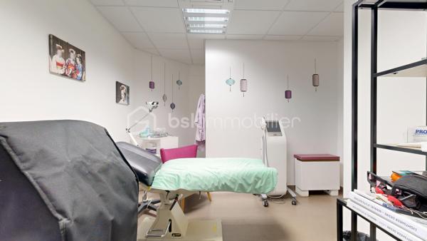Découvrez cet espace de bureau exceptionnel de 161.99 m² au premier étage d'un immeuble bien entretenu datant de 1990. Ce vaste espace professionnel conçu pour maximiser votre productivité offre 10 pièces polyvalentes, idéales pour une équipe dynamique. Facile d'accès et situé en copropriété sans procédure en cours, il vient avec 7 places de parking pour un confort ultime. Profitez de la proximité des commodités urbaines sans les inconvénients du centre-ville . Offrez à votre entreprise l’espace qu’elle mérite!, peut convenir à d'autres types activités bureaux, actuellement cabinet en Médica. Contactez Pascal Cheyroux pour une visite privée dès aujourd'hui.possibilité de visite 3D sur demande.