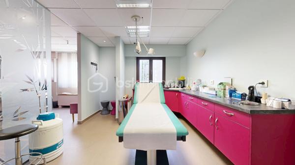 Découvrez cet espace de bureau exceptionnel de 161.99 m² au premier étage d'un immeuble bien entretenu datant de 1990. Ce vaste espace professionnel conçu pour maximiser votre productivité offre 10 pièces polyvalentes, idéales pour une équipe dynamique. Facile d'accès et situé en copropriété sans procédure en cours, il vient avec 7 places de parking pour un confort ultime. Profitez de la proximité des commodités urbaines sans les inconvénients du centre-ville . Offrez à votre entreprise l’espace qu’elle mérite!, peut convenir à d'autres types activités bureaux, actuellement cabinet en Médica. Contactez Pascal Cheyroux pour une visite privée dès aujourd'hui.possibilité de visite 3D sur demande.