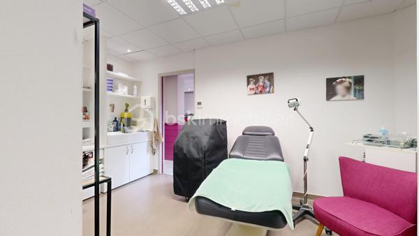 Découvrez cet espace de bureau exceptionnel de 161.99 m² au premier étage d'un immeuble bien entretenu datant de 1990. Ce vaste espace professionnel conçu pour maximiser votre productivité offre 10 pièces polyvalentes, idéales pour une équipe dynamique. Facile d'accès et situé en copropriété sans procédure en cours, il vient avec 7 places de parking pour un confort ultime. Profitez de la proximité des commodités urbaines sans les inconvénients du centre-ville . Offrez à votre entreprise l’espace qu’elle mérite!, peut convenir à d'autres types activités bureaux, actuellement cabinet en Médica. Contactez Pascal Cheyroux pour une visite privée dès aujourd'hui.possibilité de visite 3D sur demande.
