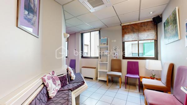 Découvrez cet espace de bureau exceptionnel de 161.99 m² au premier étage d'un immeuble bien entretenu datant de 1990. Ce vaste espace professionnel conçu pour maximiser votre productivité offre 10 pièces polyvalentes, idéales pour une équipe dynamique. Facile d'accès et situé en copropriété sans procédure en cours, il vient avec 7 places de parking pour un confort ultime. Profitez de la proximité des commodités urbaines sans les inconvénients du centre-ville . Offrez à votre entreprise l’espace qu’elle mérite!, peut convenir à d'autres types activités bureaux, actuellement cabinet en Médica. Contactez Pascal Cheyroux pour une visite privée dès aujourd'hui.possibilité de visite 3D sur demande.