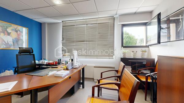 Découvrez cet espace de bureau exceptionnel de 161.99 m² au premier étage d'un immeuble bien entretenu datant de 1990. Ce vaste espace professionnel conçu pour maximiser votre productivité offre 10 pièces polyvalentes, idéales pour une équipe dynamique. Facile d'accès et situé en copropriété sans procédure en cours, il vient avec 7 places de parking pour un confort ultime. Profitez de la proximité des commodités urbaines sans les inconvénients du centre-ville . Offrez à votre entreprise l’espace qu’elle mérite!, peut convenir à d'autres types activités bureaux, actuellement cabinet en Médica. Contactez Pascal Cheyroux pour une visite privée dès aujourd'hui.possibilité de visite 3D sur demande.