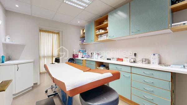 Découvrez cet espace de bureau exceptionnel de 161.99 m² au premier étage d'un immeuble bien entretenu datant de 1990. Ce vaste espace professionnel conçu pour maximiser votre productivité offre 10 pièces polyvalentes, idéales pour une équipe dynamique. Facile d'accès et situé en copropriété sans procédure en cours, il vient avec 7 places de parking pour un confort ultime. Profitez de la proximité des commodités urbaines sans les inconvénients du centre-ville . Offrez à votre entreprise l’espace qu’elle mérite!, peut convenir à d'autres types activités bureaux, actuellement cabinet en Médica. Contactez Pascal Cheyroux pour une visite privée dès aujourd'hui.possibilité de visite 3D sur demande.