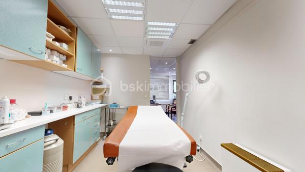 Découvrez cet espace de bureau exceptionnel de 161.99 m² au premier étage d'un immeuble bien entretenu datant de 1990. Ce vaste espace professionnel conçu pour maximiser votre productivité offre 10 pièces polyvalentes, idéales pour une équipe dynamique. Facile d'accès et situé en copropriété sans procédure en cours, il vient avec 7 places de parking pour un confort ultime. Profitez de la proximité des commodités urbaines sans les inconvénients du centre-ville . Offrez à votre entreprise l’espace qu’elle mérite!, peut convenir à d'autres types activités bureaux, actuellement cabinet en Médica. Contactez Pascal Cheyroux pour une visite privée dès aujourd'hui.possibilité de visite 3D sur demande.