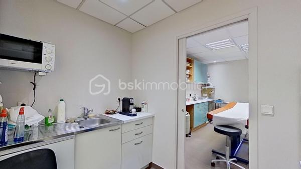 Découvrez cet espace de bureau exceptionnel de 161.99 m² au premier étage d'un immeuble bien entretenu datant de 1990. Ce vaste espace professionnel conçu pour maximiser votre productivité offre 10 pièces polyvalentes, idéales pour une équipe dynamique. Facile d'accès et situé en copropriété sans procédure en cours, il vient avec 7 places de parking pour un confort ultime. Profitez de la proximité des commodités urbaines sans les inconvénients du centre-ville . Offrez à votre entreprise l’espace qu’elle mérite!, peut convenir à d'autres types activités bureaux, actuellement cabinet en Médica. Contactez Pascal Cheyroux pour une visite privée dès aujourd'hui.possibilité de visite 3D sur demande.