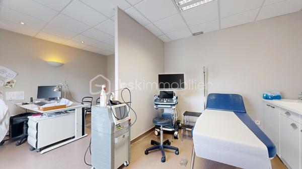 Découvrez cet espace de bureau exceptionnel de 161.99 m² au premier étage d'un immeuble bien entretenu datant de 1990. Ce vaste espace professionnel conçu pour maximiser votre productivité offre 10 pièces polyvalentes, idéales pour une équipe dynamique. Facile d'accès et situé en copropriété sans procédure en cours, il vient avec 7 places de parking pour un confort ultime. Profitez de la proximité des commodités urbaines sans les inconvénients du centre-ville . Offrez à votre entreprise l’espace qu’elle mérite!, peut convenir à d'autres types activités bureaux, actuellement cabinet en Médica. Contactez Pascal Cheyroux pour une visite privée dès aujourd'hui.possibilité de visite 3D sur demande.