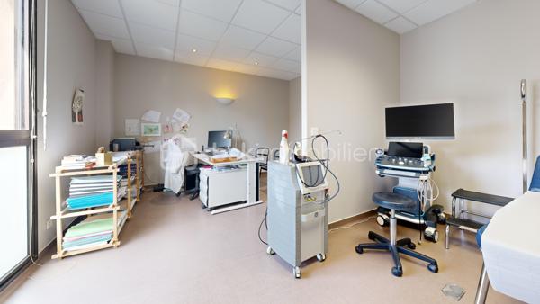 Découvrez cet espace de bureau exceptionnel de 161.99 m² au premier étage d'un immeuble bien entretenu datant de 1990. Ce vaste espace professionnel conçu pour maximiser votre productivité offre 10 pièces polyvalentes, idéales pour une équipe dynamique. Facile d'accès et situé en copropriété sans procédure en cours, il vient avec 7 places de parking pour un confort ultime. Profitez de la proximité des commodités urbaines sans les inconvénients du centre-ville . Offrez à votre entreprise l’espace qu’elle mérite!, peut convenir à d'autres types activités bureaux, actuellement cabinet en Médica. Contactez Pascal Cheyroux pour une visite privée dès aujourd'hui.possibilité de visite 3D sur demande.