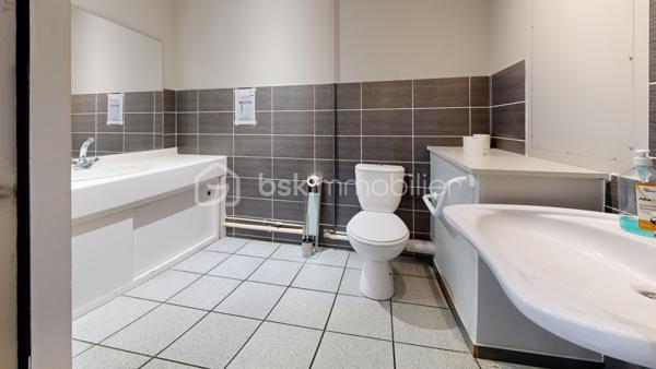 Découvrez cet espace de bureau exceptionnel de 161.99 m² au premier étage d'un immeuble bien entretenu datant de 1990. Ce vaste espace professionnel conçu pour maximiser votre productivité offre 10 pièces polyvalentes, idéales pour une équipe dynamique. Facile d'accès et situé en copropriété sans procédure en cours, il vient avec 7 places de parking pour un confort ultime. Profitez de la proximité des commodités urbaines sans les inconvénients du centre-ville . Offrez à votre entreprise l’espace qu’elle mérite!, peut convenir à d'autres types activités bureaux, actuellement cabinet en Médica. Contactez Pascal Cheyroux pour une visite privée dès aujourd'hui.possibilité de visite 3D sur demande.