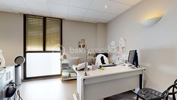 Découvrez cet espace de bureau exceptionnel de 161.99 m² au premier étage d'un immeuble bien entretenu datant de 1990. Ce vaste espace professionnel conçu pour maximiser votre productivité offre 10 pièces polyvalentes, idéales pour une équipe dynamique. Facile d'accès et situé en copropriété sans procédure en cours, il vient avec 7 places de parking pour un confort ultime. Profitez de la proximité des commodités urbaines sans les inconvénients du centre-ville . Offrez à votre entreprise l’espace qu’elle mérite!, peut convenir à d'autres types activités bureaux, actuellement cabinet en Médica. Contactez Pascal Cheyroux pour une visite privée dès aujourd'hui.possibilité de visite 3D sur demande.