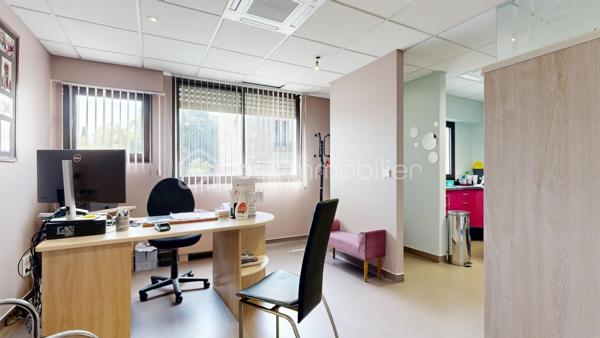 Découvrez cet espace de bureau exceptionnel de 161.99 m² au premier étage d'un immeuble bien entretenu datant de 1990. Ce vaste espace professionnel conçu pour maximiser votre productivité offre 10 pièces polyvalentes, idéales pour une équipe dynamique. Facile d'accès et situé en copropriété sans procédure en cours, il vient avec 7 places de parking pour un confort ultime. Profitez de la proximité des commodités urbaines sans les inconvénients du centre-ville . Offrez à votre entreprise l’espace qu’elle mérite!, peut convenir à d'autres types activités bureaux, actuellement cabinet en Médica. Contactez Pascal Cheyroux pour une visite privée dès aujourd'hui.possibilité de visite 3D sur demande.