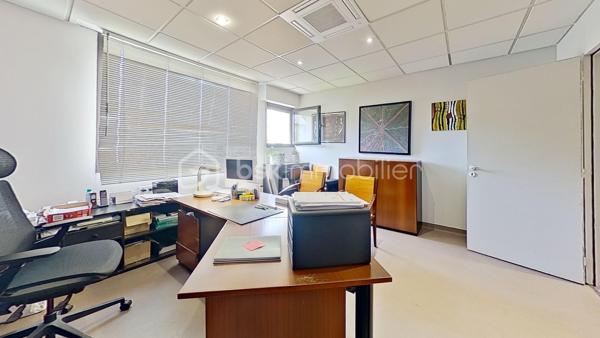 Découvrez cet espace de bureau exceptionnel de 161.99 m² au premier étage d'un immeuble bien entretenu datant de 1990. Ce vaste espace professionnel conçu pour maximiser votre productivité offre 10 pièces polyvalentes, idéales pour une équipe dynamique. Facile d'accès et situé en copropriété sans procédure en cours, il vient avec 7 places de parking pour un confort ultime. Profitez de la proximité des commodités urbaines sans les inconvénients du centre-ville . Offrez à votre entreprise l’espace qu’elle mérite!, peut convenir à d'autres types activités bureaux, actuellement cabinet en Médica. Contactez Pascal Cheyroux pour une visite privée dès aujourd'hui.possibilité de visite 3D sur demande.