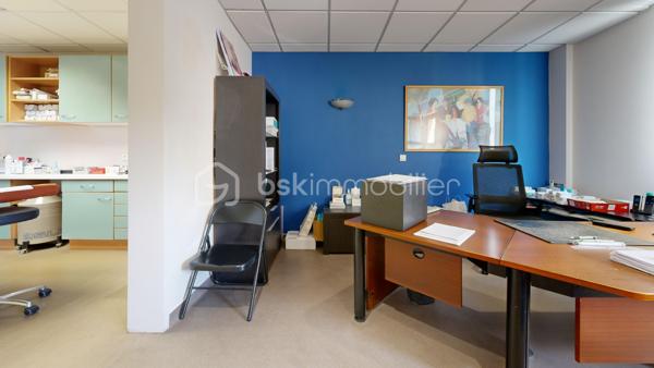 Découvrez cet espace de bureau exceptionnel de 161.99 m² au premier étage d'un immeuble bien entretenu datant de 1990. Ce vaste espace professionnel conçu pour maximiser votre productivité offre 10 pièces polyvalentes, idéales pour une équipe dynamique. Facile d'accès et situé en copropriété sans procédure en cours, il vient avec 7 places de parking pour un confort ultime. Profitez de la proximité des commodités urbaines sans les inconvénients du centre-ville . Offrez à votre entreprise l’espace qu’elle mérite!, peut convenir à d'autres types activités bureaux, actuellement cabinet en Médica. Contactez Pascal Cheyroux pour une visite privée dès aujourd'hui.possibilité de visite 3D sur demande.