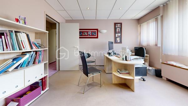 Découvrez cet espace de bureau exceptionnel de 161.99 m² au premier étage d'un immeuble bien entretenu datant de 1990. Ce vaste espace professionnel conçu pour maximiser votre productivité offre 10 pièces polyvalentes, idéales pour une équipe dynamique. Facile d'accès et situé en copropriété sans procédure en cours, il vient avec 7 places de parking pour un confort ultime. Profitez de la proximité des commodités urbaines sans les inconvénients du centre-ville . Offrez à votre entreprise l’espace qu’elle mérite!, peut convenir à d'autres types activités bureaux, actuellement cabinet en Médica. Contactez Pascal Cheyroux pour une visite privée dès aujourd'hui.possibilité de visite 3D sur demande.