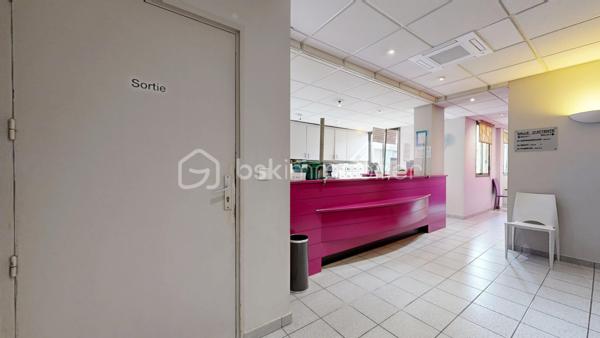 Découvrez cet espace de bureau exceptionnel de 161.99 m² au premier étage d'un immeuble bien entretenu datant de 1990. Ce vaste espace professionnel conçu pour maximiser votre productivité offre 10 pièces polyvalentes, idéales pour une équipe dynamique. Facile d'accès et situé en copropriété sans procédure en cours, il vient avec 7 places de parking pour un confort ultime. Profitez de la proximité des commodités urbaines sans les inconvénients du centre-ville . Offrez à votre entreprise l’espace qu’elle mérite!, peut convenir à d'autres types activités bureaux, actuellement cabinet en Médica. Contactez Pascal Cheyroux pour une visite privée dès aujourd'hui.possibilité de visite 3D sur demande.