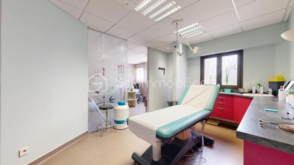 Découvrez cet espace de bureau exceptionnel de 161.99 m² au premier étage d'un immeuble bien entretenu datant de 1990. Ce vaste espace professionnel conçu pour maximiser votre productivité offre 10 pièces polyvalentes, idéales pour une équipe dynamique. Facile d'accès et situé en copropriété sans procédure en cours, il vient avec 7 places de parking pour un confort ultime. Profitez de la proximité des commodités urbaines sans les inconvénients du centre-ville . Offrez à votre entreprise l’espace qu’elle mérite!, peut convenir à d'autres types activités bureaux, actuellement cabinet en Médica. Contactez Pascal Cheyroux pour une visite privée dès aujourd'hui.possibilité de visite 3D sur demande.