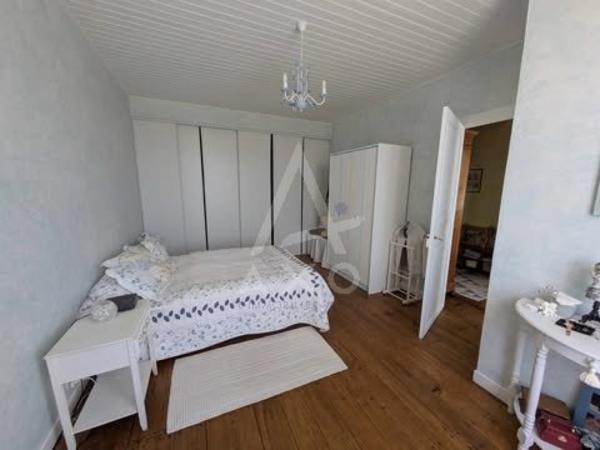 Entre Saint-Jean-dAngély et Aulnay  Élégante Maison de Maître avec Extension Contemporaine