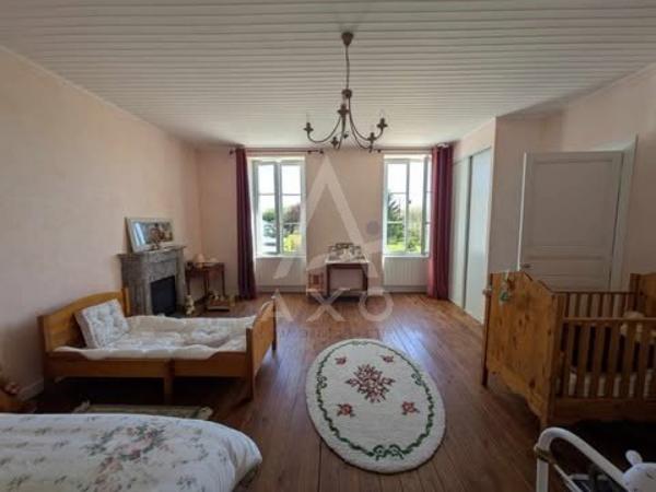 Entre Saint-Jean-dAngély et Aulnay  Élégante Maison de Maître avec Extension Contemporaine