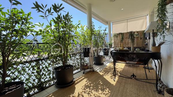 Au cœur de Montbonnot-Saint-Martin, dans un environnement privilégié alliant calme absolu et verdure, découvrez ce superbe appartement 3 pièces entièrement rénové avec goût, situé au sein d’une résidence de standing, sécurisée et parfaitement entretenue, entourée de vastes espaces verts.

Dès l’entrée, le charme opère. Entièrement refait à neuf avec des matériaux de qualité et des prestations soignées, cet appartement coup de cœur offre une atmosphère chaleureuse et contemporaine où chaque détail a été pensé avec soin.

L’agencement est idéal : un espace de vie lumineux et convivial parfaitement séparé de l’espace nuit, garantissant confort et intimité. Côté nuit, vous profiterez de deux belles chambres avec rangements intégrés, d’une salle de bain moderne entièrement équipée ainsi que de nombreux espaces optimisés.

À l’extérieur, une magnifique terrasse de 17 m2 exposée Est vous permettra de profiter pleinement des matinées ensoleillées, dans un cadre paisible et sans aucun vis-à-vis – un véritable atout dans la région.

Les plus qui font la différence :
• Résidence sécurisée de qualité
• Environnement calme et verdoyant
• Chauffage collectif aux granulés avec charges maîtrisées
• Appartement entièrement rénové avec matériaux qualitatifs
• Belle terrasse sans vis-à-vis
• Garage inclus dans le prix

Un bien rare sur le secteur, idéal pour les amoureux du confort, du calme et des prestations soignées.

À visiter sans tarder.