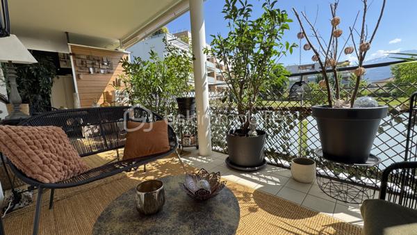 Au cœur de Montbonnot-Saint-Martin, dans un environnement privilégié alliant calme absolu et verdure, découvrez ce superbe appartement 3 pièces entièrement rénové avec goût, situé au sein d’une résidence de standing, sécurisée et parfaitement entretenue, entourée de vastes espaces verts.

Dès l’entrée, le charme opère. Entièrement refait à neuf avec des matériaux de qualité et des prestations soignées, cet appartement coup de cœur offre une atmosphère chaleureuse et contemporaine où chaque détail a été pensé avec soin.

L’agencement est idéal : un espace de vie lumineux et convivial parfaitement séparé de l’espace nuit, garantissant confort et intimité. Côté nuit, vous profiterez de deux belles chambres avec rangements intégrés, d’une salle de bain moderne entièrement équipée ainsi que de nombreux espaces optimisés.

À l’extérieur, une magnifique terrasse de 17 m2 exposée Est vous permettra de profiter pleinement des matinées ensoleillées, dans un cadre paisible et sans aucun vis-à-vis – un véritable atout dans la région.

Les plus qui font la différence :
• Résidence sécurisée de qualité
• Environnement calme et verdoyant
• Chauffage collectif aux granulés avec charges maîtrisées
• Appartement entièrement rénové avec matériaux qualitatifs
• Belle terrasse sans vis-à-vis
• Garage inclus dans le prix

Un bien rare sur le secteur, idéal pour les amoureux du confort, du calme et des prestations soignées.

À visiter sans tarder.