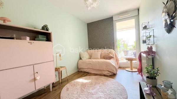 Au cœur de Montbonnot-Saint-Martin, dans un environnement privilégié alliant calme absolu et verdure, découvrez ce superbe appartement 3 pièces entièrement rénové avec goût, situé au sein d’une résidence de standing, sécurisée et parfaitement entretenue, entourée de vastes espaces verts.

Dès l’entrée, le charme opère. Entièrement refait à neuf avec des matériaux de qualité et des prestations soignées, cet appartement coup de cœur offre une atmosphère chaleureuse et contemporaine où chaque détail a été pensé avec soin.

L’agencement est idéal : un espace de vie lumineux et convivial parfaitement séparé de l’espace nuit, garantissant confort et intimité. Côté nuit, vous profiterez de deux belles chambres avec rangements intégrés, d’une salle de bain moderne entièrement équipée ainsi que de nombreux espaces optimisés.

À l’extérieur, une magnifique terrasse de 17 m2 exposée Est vous permettra de profiter pleinement des matinées ensoleillées, dans un cadre paisible et sans aucun vis-à-vis – un véritable atout dans la région.

Les plus qui font la différence :
• Résidence sécurisée de qualité
• Environnement calme et verdoyant
• Chauffage collectif aux granulés avec charges maîtrisées
• Appartement entièrement rénové avec matériaux qualitatifs
• Belle terrasse sans vis-à-vis
• Garage inclus dans le prix

Un bien rare sur le secteur, idéal pour les amoureux du confort, du calme et des prestations soignées.

À visiter sans tarder.