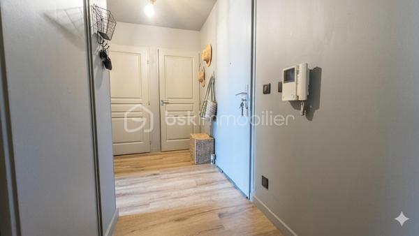 Au cœur de Montbonnot-Saint-Martin, dans un environnement privilégié alliant calme absolu et verdure, découvrez ce superbe appartement 3 pièces entièrement rénové avec goût, situé au sein d’une résidence de standing, sécurisée et parfaitement entretenue, entourée de vastes espaces verts.

Dès l’entrée, le charme opère. Entièrement refait à neuf avec des matériaux de qualité et des prestations soignées, cet appartement coup de cœur offre une atmosphère chaleureuse et contemporaine où chaque détail a été pensé avec soin.

L’agencement est idéal : un espace de vie lumineux et convivial parfaitement séparé de l’espace nuit, garantissant confort et intimité. Côté nuit, vous profiterez de deux belles chambres avec rangements intégrés, d’une salle de bain moderne entièrement équipée ainsi que de nombreux espaces optimisés.

À l’extérieur, une magnifique terrasse de 17 m2 exposée Est vous permettra de profiter pleinement des matinées ensoleillées, dans un cadre paisible et sans aucun vis-à-vis – un véritable atout dans la région.

Les plus qui font la différence :
• Résidence sécurisée de qualité
• Environnement calme et verdoyant
• Chauffage collectif aux granulés avec charges maîtrisées
• Appartement entièrement rénové avec matériaux qualitatifs
• Belle terrasse sans vis-à-vis
• Garage inclus dans le prix

Un bien rare sur le secteur, idéal pour les amoureux du confort, du calme et des prestations soignées.

À visiter sans tarder.