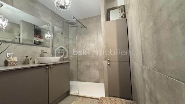 Au cœur de Montbonnot-Saint-Martin, dans un environnement privilégié alliant calme absolu et verdure, découvrez ce superbe appartement 3 pièces entièrement rénové avec goût, situé au sein d’une résidence de standing, sécurisée et parfaitement entretenue, entourée de vastes espaces verts.

Dès l’entrée, le charme opère. Entièrement refait à neuf avec des matériaux de qualité et des prestations soignées, cet appartement coup de cœur offre une atmosphère chaleureuse et contemporaine où chaque détail a été pensé avec soin.

L’agencement est idéal : un espace de vie lumineux et convivial parfaitement séparé de l’espace nuit, garantissant confort et intimité. Côté nuit, vous profiterez de deux belles chambres avec rangements intégrés, d’une salle de bain moderne entièrement équipée ainsi que de nombreux espaces optimisés.

À l’extérieur, une magnifique terrasse de 17 m2 exposée Est vous permettra de profiter pleinement des matinées ensoleillées, dans un cadre paisible et sans aucun vis-à-vis – un véritable atout dans la région.

Les plus qui font la différence :
• Résidence sécurisée de qualité
• Environnement calme et verdoyant
• Chauffage collectif aux granulés avec charges maîtrisées
• Appartement entièrement rénové avec matériaux qualitatifs
• Belle terrasse sans vis-à-vis
• Garage inclus dans le prix

Un bien rare sur le secteur, idéal pour les amoureux du confort, du calme et des prestations soignées.

À visiter sans tarder.