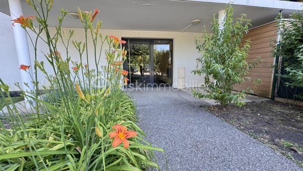 Au cœur de Montbonnot-Saint-Martin, dans un environnement privilégié alliant calme absolu et verdure, découvrez ce superbe appartement 3 pièces entièrement rénové avec goût, situé au sein d’une résidence de standing, sécurisée et parfaitement entretenue, entourée de vastes espaces verts.

Dès l’entrée, le charme opère. Entièrement refait à neuf avec des matériaux de qualité et des prestations soignées, cet appartement coup de cœur offre une atmosphère chaleureuse et contemporaine où chaque détail a été pensé avec soin.

L’agencement est idéal : un espace de vie lumineux et convivial parfaitement séparé de l’espace nuit, garantissant confort et intimité. Côté nuit, vous profiterez de deux belles chambres avec rangements intégrés, d’une salle de bain moderne entièrement équipée ainsi que de nombreux espaces optimisés.

À l’extérieur, une magnifique terrasse de 17 m2 exposée Est vous permettra de profiter pleinement des matinées ensoleillées, dans un cadre paisible et sans aucun vis-à-vis – un véritable atout dans la région.

Les plus qui font la différence :
• Résidence sécurisée de qualité
• Environnement calme et verdoyant
• Chauffage collectif aux granulés avec charges maîtrisées
• Appartement entièrement rénové avec matériaux qualitatifs
• Belle terrasse sans vis-à-vis
• Garage inclus dans le prix

Un bien rare sur le secteur, idéal pour les amoureux du confort, du calme et des prestations soignées.

À visiter sans tarder.
