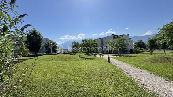 Au cœur de Montbonnot-Saint-Martin, dans un environnement privilégié alliant calme absolu et verdure, découvrez ce superbe appartement 3 pièces entièrement rénové avec goût, situé au sein d’une résidence de standing, sécurisée et parfaitement entretenue, entourée de vastes espaces verts.

Dès l’entrée, le charme opère. Entièrement refait à neuf avec des matériaux de qualité et des prestations soignées, cet appartement coup de cœur offre une atmosphère chaleureuse et contemporaine où chaque détail a été pensé avec soin.

L’agencement est idéal : un espace de vie lumineux et convivial parfaitement séparé de l’espace nuit, garantissant confort et intimité. Côté nuit, vous profiterez de deux belles chambres avec rangements intégrés, d’une salle de bain moderne entièrement équipée ainsi que de nombreux espaces optimisés.

À l’extérieur, une magnifique terrasse de 17 m2 exposée Est vous permettra de profiter pleinement des matinées ensoleillées, dans un cadre paisible et sans aucun vis-à-vis – un véritable atout dans la région.

Les plus qui font la différence :
• Résidence sécurisée de qualité
• Environnement calme et verdoyant
• Chauffage collectif aux granulés avec charges maîtrisées
• Appartement entièrement rénové avec matériaux qualitatifs
• Belle terrasse sans vis-à-vis
• Garage inclus dans le prix

Un bien rare sur le secteur, idéal pour les amoureux du confort, du calme et des prestations soignées.

À visiter sans tarder.