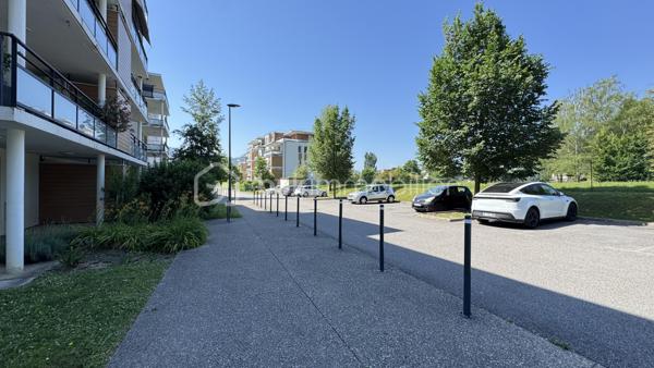 Au cœur de Montbonnot-Saint-Martin, dans un environnement privilégié alliant calme absolu et verdure, découvrez ce superbe appartement 3 pièces entièrement rénové avec goût, situé au sein d’une résidence de standing, sécurisée et parfaitement entretenue, entourée de vastes espaces verts.

Dès l’entrée, le charme opère. Entièrement refait à neuf avec des matériaux de qualité et des prestations soignées, cet appartement coup de cœur offre une atmosphère chaleureuse et contemporaine où chaque détail a été pensé avec soin.

L’agencement est idéal : un espace de vie lumineux et convivial parfaitement séparé de l’espace nuit, garantissant confort et intimité. Côté nuit, vous profiterez de deux belles chambres avec rangements intégrés, d’une salle de bain moderne entièrement équipée ainsi que de nombreux espaces optimisés.

À l’extérieur, une magnifique terrasse de 17 m2 exposée Est vous permettra de profiter pleinement des matinées ensoleillées, dans un cadre paisible et sans aucun vis-à-vis – un véritable atout dans la région.

Les plus qui font la différence :
• Résidence sécurisée de qualité
• Environnement calme et verdoyant
• Chauffage collectif aux granulés avec charges maîtrisées
• Appartement entièrement rénové avec matériaux qualitatifs
• Belle terrasse sans vis-à-vis
• Garage inclus dans le prix

Un bien rare sur le secteur, idéal pour les amoureux du confort, du calme et des prestations soignées.

À visiter sans tarder.