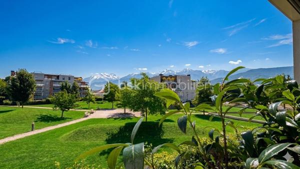Au cœur de Montbonnot-Saint-Martin, dans un environnement privilégié alliant calme absolu et verdure, découvrez ce superbe appartement 3 pièces entièrement rénové avec goût, situé au sein d’une résidence de standing, sécurisée et parfaitement entretenue, entourée de vastes espaces verts.

Dès l’entrée, le charme opère. Entièrement refait à neuf avec des matériaux de qualité et des prestations soignées, cet appartement coup de cœur offre une atmosphère chaleureuse et contemporaine où chaque détail a été pensé avec soin.

L’agencement est idéal : un espace de vie lumineux et convivial parfaitement séparé de l’espace nuit, garantissant confort et intimité. Côté nuit, vous profiterez de deux belles chambres avec rangements intégrés, d’une salle de bain moderne entièrement équipée ainsi que de nombreux espaces optimisés.

À l’extérieur, une magnifique terrasse de 17 m2 exposée Est vous permettra de profiter pleinement des matinées ensoleillées, dans un cadre paisible et sans aucun vis-à-vis – un véritable atout dans la région.

Les plus qui font la différence :
• Résidence sécurisée de qualité
• Environnement calme et verdoyant
• Chauffage collectif aux granulés avec charges maîtrisées
• Appartement entièrement rénové avec matériaux qualitatifs
• Belle terrasse sans vis-à-vis
• Garage inclus dans le prix

Un bien rare sur le secteur, idéal pour les amoureux du confort, du calme et des prestations soignées.

À visiter sans tarder.