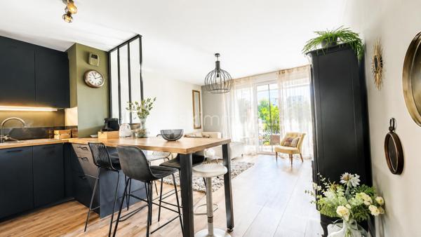 Au cœur de Montbonnot-Saint-Martin, dans un environnement privilégié alliant calme absolu et verdure, découvrez ce superbe appartement 3 pièces entièrement rénové avec goût, situé au sein d’une résidence de standing, sécurisée et parfaitement entretenue, entourée de vastes espaces verts.

Dès l’entrée, le charme opère. Entièrement refait à neuf avec des matériaux de qualité et des prestations soignées, cet appartement coup de cœur offre une atmosphère chaleureuse et contemporaine où chaque détail a été pensé avec soin.

L’agencement est idéal : un espace de vie lumineux et convivial parfaitement séparé de l’espace nuit, garantissant confort et intimité. Côté nuit, vous profiterez de deux belles chambres avec rangements intégrés, d’une salle de bain moderne entièrement équipée ainsi que de nombreux espaces optimisés.

À l’extérieur, une magnifique terrasse de 17 m2 exposée Est vous permettra de profiter pleinement des matinées ensoleillées, dans un cadre paisible et sans aucun vis-à-vis – un véritable atout dans la région.

Les plus qui font la différence :
• Résidence sécurisée de qualité
• Environnement calme et verdoyant
• Chauffage collectif aux granulés avec charges maîtrisées
• Appartement entièrement rénové avec matériaux qualitatifs
• Belle terrasse sans vis-à-vis
• Garage inclus dans le prix

Un bien rare sur le secteur, idéal pour les amoureux du confort, du calme et des prestations soignées.

À visiter sans tarder.