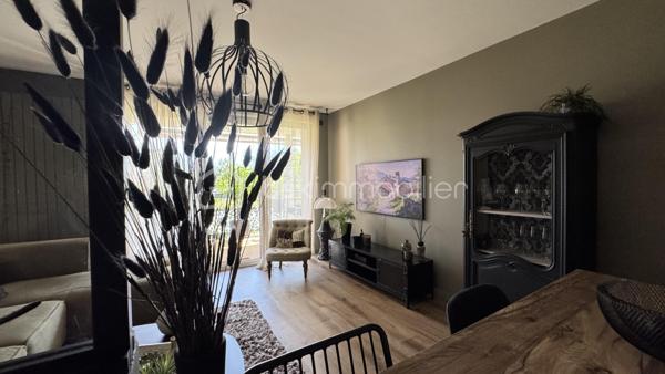 Au cœur de Montbonnot-Saint-Martin, dans un environnement privilégié alliant calme absolu et verdure, découvrez ce superbe appartement 3 pièces entièrement rénové avec goût, situé au sein d’une résidence de standing, sécurisée et parfaitement entretenue, entourée de vastes espaces verts.

Dès l’entrée, le charme opère. Entièrement refait à neuf avec des matériaux de qualité et des prestations soignées, cet appartement coup de cœur offre une atmosphère chaleureuse et contemporaine où chaque détail a été pensé avec soin.

L’agencement est idéal : un espace de vie lumineux et convivial parfaitement séparé de l’espace nuit, garantissant confort et intimité. Côté nuit, vous profiterez de deux belles chambres avec rangements intégrés, d’une salle de bain moderne entièrement équipée ainsi que de nombreux espaces optimisés.

À l’extérieur, une magnifique terrasse de 17 m2 exposée Est vous permettra de profiter pleinement des matinées ensoleillées, dans un cadre paisible et sans aucun vis-à-vis – un véritable atout dans la région.

Les plus qui font la différence :
• Résidence sécurisée de qualité
• Environnement calme et verdoyant
• Chauffage collectif aux granulés avec charges maîtrisées
• Appartement entièrement rénové avec matériaux qualitatifs
• Belle terrasse sans vis-à-vis
• Garage inclus dans le prix

Un bien rare sur le secteur, idéal pour les amoureux du confort, du calme et des prestations soignées.

À visiter sans tarder.
