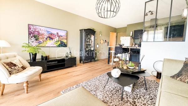 Au cœur de Montbonnot-Saint-Martin, dans un environnement privilégié alliant calme absolu et verdure, découvrez ce superbe appartement 3 pièces entièrement rénové avec goût, situé au sein d’une résidence de standing, sécurisée et parfaitement entretenue, entourée de vastes espaces verts.

Dès l’entrée, le charme opère. Entièrement refait à neuf avec des matériaux de qualité et des prestations soignées, cet appartement coup de cœur offre une atmosphère chaleureuse et contemporaine où chaque détail a été pensé avec soin.

L’agencement est idéal : un espace de vie lumineux et convivial parfaitement séparé de l’espace nuit, garantissant confort et intimité. Côté nuit, vous profiterez de deux belles chambres avec rangements intégrés, d’une salle de bain moderne entièrement équipée ainsi que de nombreux espaces optimisés.

À l’extérieur, une magnifique terrasse de 17 m2 exposée Est vous permettra de profiter pleinement des matinées ensoleillées, dans un cadre paisible et sans aucun vis-à-vis – un véritable atout dans la région.

Les plus qui font la différence :
• Résidence sécurisée de qualité
• Environnement calme et verdoyant
• Chauffage collectif aux granulés avec charges maîtrisées
• Appartement entièrement rénové avec matériaux qualitatifs
• Belle terrasse sans vis-à-vis
• Garage inclus dans le prix

Un bien rare sur le secteur, idéal pour les amoureux du confort, du calme et des prestations soignées.

À visiter sans tarder.