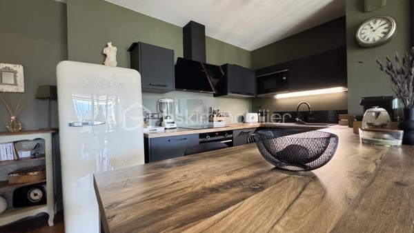 Au cœur de Montbonnot-Saint-Martin, dans un environnement privilégié alliant calme absolu et verdure, découvrez ce superbe appartement 3 pièces entièrement rénové avec goût, situé au sein d’une résidence de standing, sécurisée et parfaitement entretenue, entourée de vastes espaces verts.

Dès l’entrée, le charme opère. Entièrement refait à neuf avec des matériaux de qualité et des prestations soignées, cet appartement coup de cœur offre une atmosphère chaleureuse et contemporaine où chaque détail a été pensé avec soin.

L’agencement est idéal : un espace de vie lumineux et convivial parfaitement séparé de l’espace nuit, garantissant confort et intimité. Côté nuit, vous profiterez de deux belles chambres avec rangements intégrés, d’une salle de bain moderne entièrement équipée ainsi que de nombreux espaces optimisés.

À l’extérieur, une magnifique terrasse de 17 m2 exposée Est vous permettra de profiter pleinement des matinées ensoleillées, dans un cadre paisible et sans aucun vis-à-vis – un véritable atout dans la région.

Les plus qui font la différence :
• Résidence sécurisée de qualité
• Environnement calme et verdoyant
• Chauffage collectif aux granulés avec charges maîtrisées
• Appartement entièrement rénové avec matériaux qualitatifs
• Belle terrasse sans vis-à-vis
• Garage inclus dans le prix

Un bien rare sur le secteur, idéal pour les amoureux du confort, du calme et des prestations soignées.

À visiter sans tarder.