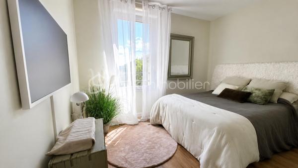 Au cœur de Montbonnot-Saint-Martin, dans un environnement privilégié alliant calme absolu et verdure, découvrez ce superbe appartement 3 pièces entièrement rénové avec goût, situé au sein d’une résidence de standing, sécurisée et parfaitement entretenue, entourée de vastes espaces verts.

Dès l’entrée, le charme opère. Entièrement refait à neuf avec des matériaux de qualité et des prestations soignées, cet appartement coup de cœur offre une atmosphère chaleureuse et contemporaine où chaque détail a été pensé avec soin.

L’agencement est idéal : un espace de vie lumineux et convivial parfaitement séparé de l’espace nuit, garantissant confort et intimité. Côté nuit, vous profiterez de deux belles chambres avec rangements intégrés, d’une salle de bain moderne entièrement équipée ainsi que de nombreux espaces optimisés.

À l’extérieur, une magnifique terrasse de 17 m2 exposée Est vous permettra de profiter pleinement des matinées ensoleillées, dans un cadre paisible et sans aucun vis-à-vis – un véritable atout dans la région.

Les plus qui font la différence :
• Résidence sécurisée de qualité
• Environnement calme et verdoyant
• Chauffage collectif aux granulés avec charges maîtrisées
• Appartement entièrement rénové avec matériaux qualitatifs
• Belle terrasse sans vis-à-vis
• Garage inclus dans le prix

Un bien rare sur le secteur, idéal pour les amoureux du confort, du calme et des prestations soignées.

À visiter sans tarder.