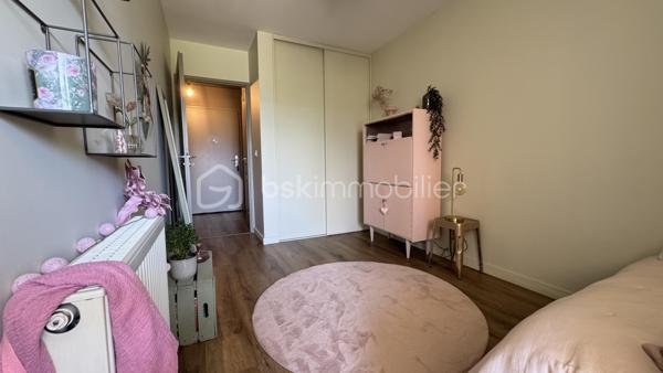 Au cœur de Montbonnot-Saint-Martin, dans un environnement privilégié alliant calme absolu et verdure, découvrez ce superbe appartement 3 pièces entièrement rénové avec goût, situé au sein d’une résidence de standing, sécurisée et parfaitement entretenue, entourée de vastes espaces verts.

Dès l’entrée, le charme opère. Entièrement refait à neuf avec des matériaux de qualité et des prestations soignées, cet appartement coup de cœur offre une atmosphère chaleureuse et contemporaine où chaque détail a été pensé avec soin.

L’agencement est idéal : un espace de vie lumineux et convivial parfaitement séparé de l’espace nuit, garantissant confort et intimité. Côté nuit, vous profiterez de deux belles chambres avec rangements intégrés, d’une salle de bain moderne entièrement équipée ainsi que de nombreux espaces optimisés.

À l’extérieur, une magnifique terrasse de 17 m2 exposée Est vous permettra de profiter pleinement des matinées ensoleillées, dans un cadre paisible et sans aucun vis-à-vis – un véritable atout dans la région.

Les plus qui font la différence :
• Résidence sécurisée de qualité
• Environnement calme et verdoyant
• Chauffage collectif aux granulés avec charges maîtrisées
• Appartement entièrement rénové avec matériaux qualitatifs
• Belle terrasse sans vis-à-vis
• Garage inclus dans le prix

Un bien rare sur le secteur, idéal pour les amoureux du confort, du calme et des prestations soignées.

À visiter sans tarder.