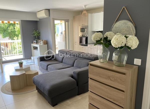 Quartier résidentiel prisé de Sainte-Marguerite, au calme absolu d'une résidence arborée, venez découvrir cet appartement traversant au 3ème étage avec ascenseur.

Cet appartement de 2 pièces ne nécessite aucun travaux. Lumineux et traversant, il bénéficie d'une vue dégagée sur la verdure et d'une belle exposition Est/Ouest

Le séjour en cuisine ouverte aménagée et équipée offre un espace de vie convivial et fonctionnel, donnant directement accès à la terrasse ensoleillée, véritable prolongement de l'appartement idéal pour profiter du doux climat azuréen.

La chambre, lumineuse  est au calme. La salle de douche avec cabine à l'italienne, meuble vasque est équipée d'un miroir rétroéclairé. WC séparés.

Les prestations

- Appartement traversant, calme et lumineux
- Terrasse avec vue sur la verdure
- Cuisine ouverte moderne équipée
- Cabine de douche, WC séparés
- Climatisation
- Ascenseur
- Parking intérieur inclus avec accès direct au logement
- Cave privative

La station de Tramway "Digue des Français" se situe à 14 minutes à pied. Les bus à 2 minutes à pied 12, 17, 32 et 51 desservent directement l'avenue, pour rejoindre le centre-ville, la Promenade des Anglais et l'aéroport sans voiture.

En voiture, la voie rapide (voie Pierre Mathis ) et l'A8 sont accessibles en moins de 5 minutes, idéal pour rayonner sur toute la Côte d'Azur.

Quartier résidentiel et familial, commerces et services à proximité immédiate.

Ce bien est rare : traversant avec parking intérieur et cave dans un quartier calme et bien desservi. À visiter sans tarder.