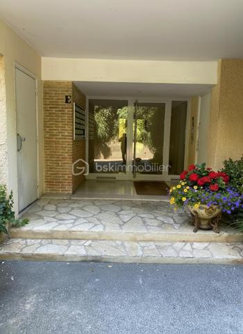 Quartier résidentiel prisé de Sainte-Marguerite, au calme absolu d'une résidence arborée, venez découvrir cet appartement traversant au 3ème étage avec ascenseur.

Cet appartement de 2 pièces ne nécessite aucun travaux. Lumineux et traversant, il bénéficie d'une vue dégagée sur la verdure et d'une belle exposition Est/Ouest

Le séjour en cuisine ouverte aménagée et équipée offre un espace de vie convivial et fonctionnel, donnant directement accès à la terrasse ensoleillée, véritable prolongement de l'appartement idéal pour profiter du doux climat azuréen.

La chambre, lumineuse  est au calme. La salle de douche avec cabine à l'italienne, meuble vasque est équipée d'un miroir rétroéclairé. WC séparés.

Les prestations

- Appartement traversant, calme et lumineux
- Terrasse avec vue sur la verdure
- Cuisine ouverte moderne équipée
- Cabine de douche, WC séparés
- Climatisation
- Ascenseur
- Parking intérieur inclus avec accès direct au logement
- Cave privative

La station de Tramway "Digue des Français" se situe à 14 minutes à pied. Les bus à 2 minutes à pied 12, 17, 32 et 51 desservent directement l'avenue, pour rejoindre le centre-ville, la Promenade des Anglais et l'aéroport sans voiture.

En voiture, la voie rapide (voie Pierre Mathis ) et l'A8 sont accessibles en moins de 5 minutes, idéal pour rayonner sur toute la Côte d'Azur.

Quartier résidentiel et familial, commerces et services à proximité immédiate.

Ce bien est rare : traversant avec parking intérieur et cave dans un quartier calme et bien desservi. À visiter sans tarder.