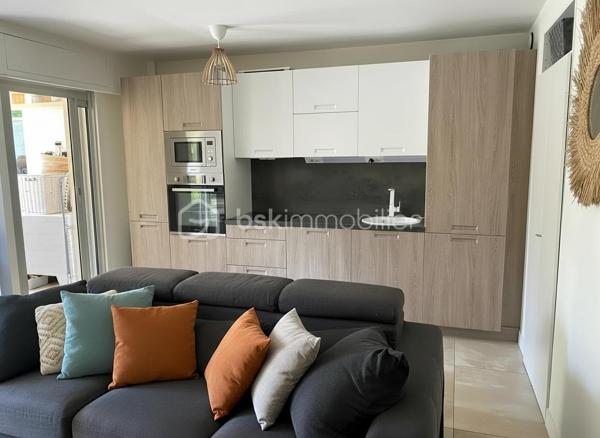 Quartier résidentiel prisé de Sainte-Marguerite, au calme absolu d'une résidence arborée, venez découvrir cet appartement traversant au 3ème étage avec ascenseur.

Cet appartement de 2 pièces ne nécessite aucun travaux. Lumineux et traversant, il bénéficie d'une vue dégagée sur la verdure et d'une belle exposition Est/Ouest

Le séjour en cuisine ouverte aménagée et équipée offre un espace de vie convivial et fonctionnel, donnant directement accès à la terrasse ensoleillée, véritable prolongement de l'appartement idéal pour profiter du doux climat azuréen.

La chambre, lumineuse  est au calme. La salle de douche avec cabine à l'italienne, meuble vasque est équipée d'un miroir rétroéclairé. WC séparés.

Les prestations

- Appartement traversant, calme et lumineux
- Terrasse avec vue sur la verdure
- Cuisine ouverte moderne équipée
- Cabine de douche, WC séparés
- Climatisation
- Ascenseur
- Parking intérieur inclus avec accès direct au logement
- Cave privative

La station de Tramway "Digue des Français" se situe à 14 minutes à pied. Les bus à 2 minutes à pied 12, 17, 32 et 51 desservent directement l'avenue, pour rejoindre le centre-ville, la Promenade des Anglais et l'aéroport sans voiture.

En voiture, la voie rapide (voie Pierre Mathis ) et l'A8 sont accessibles en moins de 5 minutes, idéal pour rayonner sur toute la Côte d'Azur.

Quartier résidentiel et familial, commerces et services à proximité immédiate.

Ce bien est rare : traversant avec parking intérieur et cave dans un quartier calme et bien desservi. À visiter sans tarder.