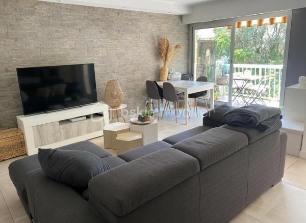 Quartier résidentiel prisé de Sainte-Marguerite, au calme absolu d'une résidence arborée, venez découvrir cet appartement traversant au 3ème étage avec ascenseur.

Cet appartement de 2 pièces ne nécessite aucun travaux. Lumineux et traversant, il bénéficie d'une vue dégagée sur la verdure et d'une belle exposition Est/Ouest

Le séjour en cuisine ouverte aménagée et équipée offre un espace de vie convivial et fonctionnel, donnant directement accès à la terrasse ensoleillée, véritable prolongement de l'appartement idéal pour profiter du doux climat azuréen.

La chambre, lumineuse  est au calme. La salle de douche avec cabine à l'italienne, meuble vasque est équipée d'un miroir rétroéclairé. WC séparés.

Les prestations

- Appartement traversant, calme et lumineux
- Terrasse avec vue sur la verdure
- Cuisine ouverte moderne équipée
- Cabine de douche, WC séparés
- Climatisation
- Ascenseur
- Parking intérieur inclus avec accès direct au logement
- Cave privative

La station de Tramway "Digue des Français" se situe à 14 minutes à pied. Les bus à 2 minutes à pied 12, 17, 32 et 51 desservent directement l'avenue, pour rejoindre le centre-ville, la Promenade des Anglais et l'aéroport sans voiture.

En voiture, la voie rapide (voie Pierre Mathis ) et l'A8 sont accessibles en moins de 5 minutes, idéal pour rayonner sur toute la Côte d'Azur.

Quartier résidentiel et familial, commerces et services à proximité immédiate.

Ce bien est rare : traversant avec parking intérieur et cave dans un quartier calme et bien desservi. À visiter sans tarder.